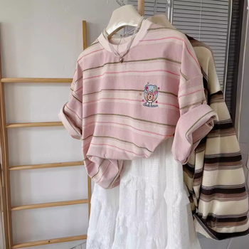 Tricou din bumbac, cu dungi, mâneci scurte, guler rotund, croială lejeră, colaj/ cusătură