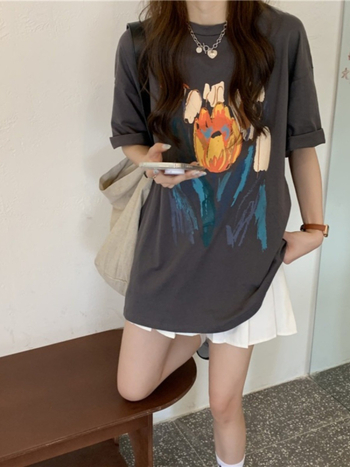 Oversize siva majica s tulipan tiskom, kratki rukavi, srednja duljina, okrugli vrat, ljetni Harajuku stil