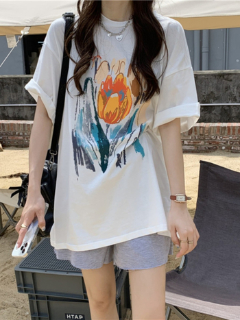 Oversize siva majica s tulipan tiskom, kratki rukavi, srednja duljina, okrugli vrat, ljetni Harajuku stil