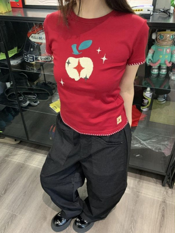 Ženski T‑shirt kratkih rukava s šivanim motivom jabuke, pamuk 90–95%, elastan <30%, okrugli izrez