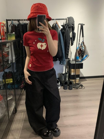 Ženski T‑shirt kratkih rukava s šivanim motivom jabuke, pamuk 90–95%, elastan <30%, okrugli izrez