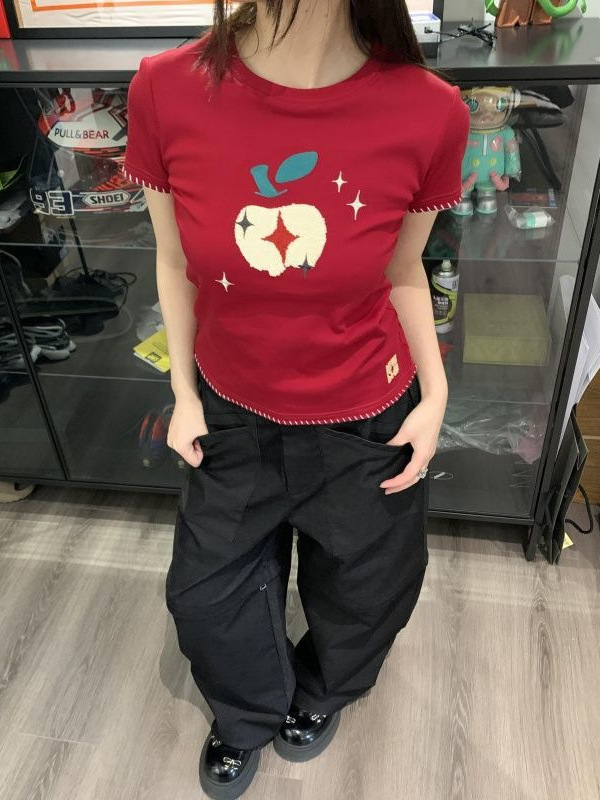 Ženski T‑shirt kratkih rukava s šivanim motivom jabuke, pamuk 90–95%, elastan <30%, okrugli izrez