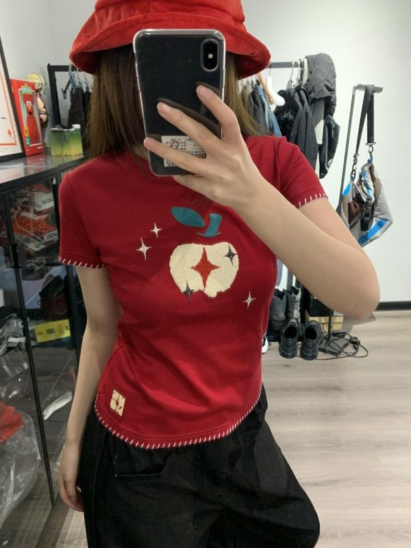 Ženski T‑shirt kratkih rukava s šivanim motivom jabuke, pamuk 90–95%, elastan <30%, okrugli izrez