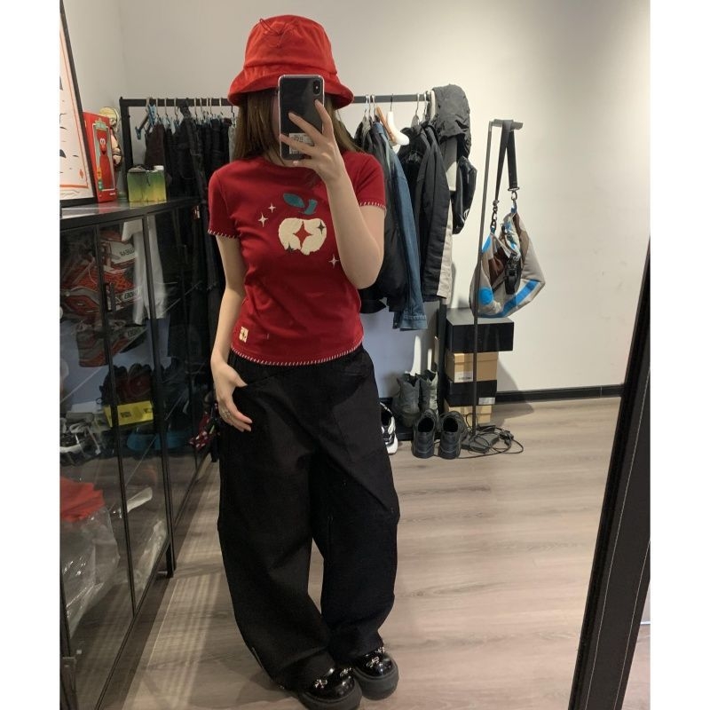 Ženski T‑shirt kratkih rukava s šivanim motivom jabuke, pamuk 90–95%, elastan <30%, okrugli izrez