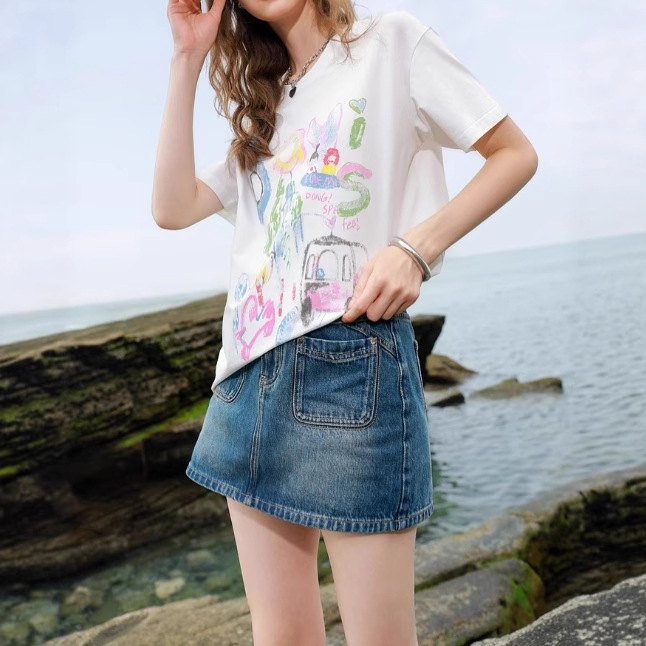 Tricou cu imprimeu graffiti, croială lejeră, guler U, mâneci lungi, 70–80% bumbac