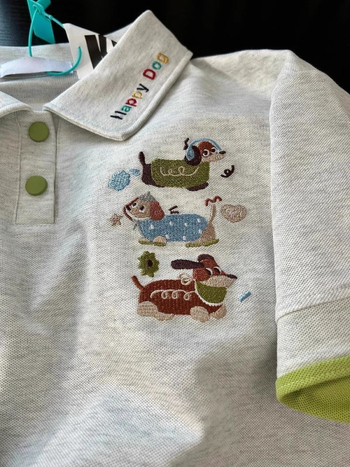 Tricou polo brodat Dachshund, amestec bumbac-spandex, mâneci scurte, stil colegiu