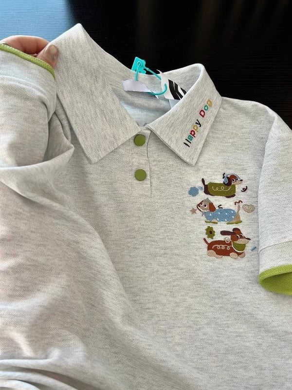 Tricou polo brodat Dachshund, amestec bumbac-spandex, mâneci scurte, stil colegiu