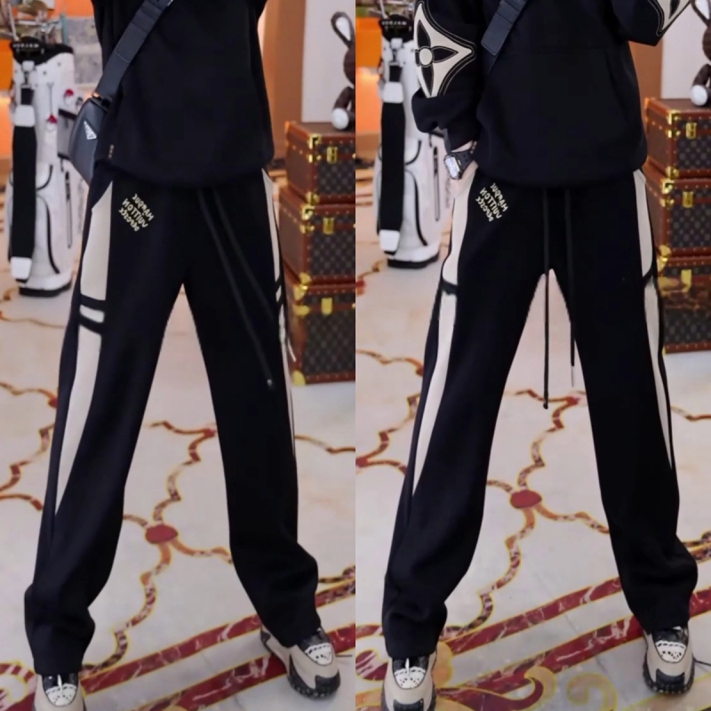 Ανδρικά casual χαλαρά παντελόνια από βαμβακοπολυεστερική μίξη, με μεσαία μέση, κλείσιμο με κορδόνι, μοτίβο με γράμματα