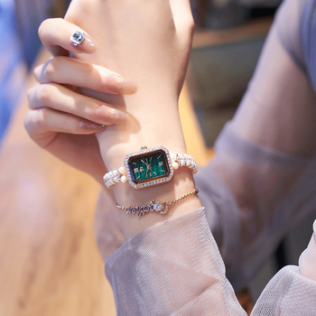 Женски кварцов часовник с правоъгълен циферблат, каишка от пресноводни перли, корпус от сплав, водоустойчивост 30 м, механизъм 7T35