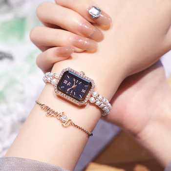 Женски кварцов часовник с правоъгълен циферблат, каишка от пресноводни перли, корпус от сплав, водоустойчивост 30 м, механизъм 7T35