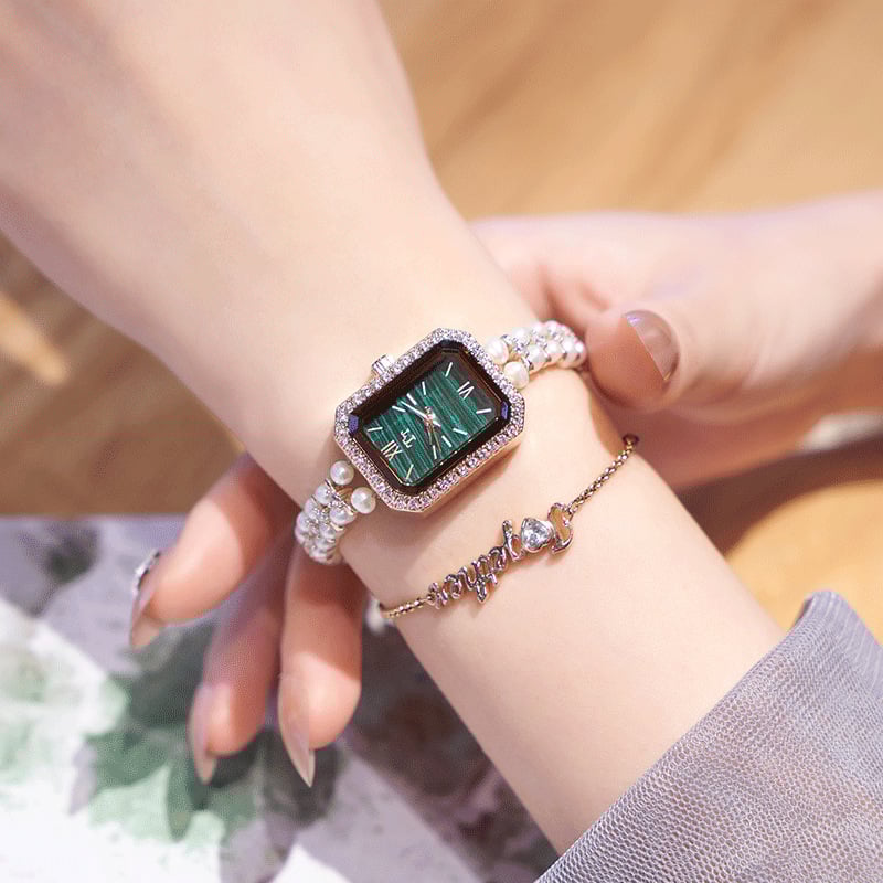 Женски кварцов часовник с правоъгълен циферблат, каишка от пресноводни перли, корпус от сплав, водоустойчивост 30 м, механизъм 7T35