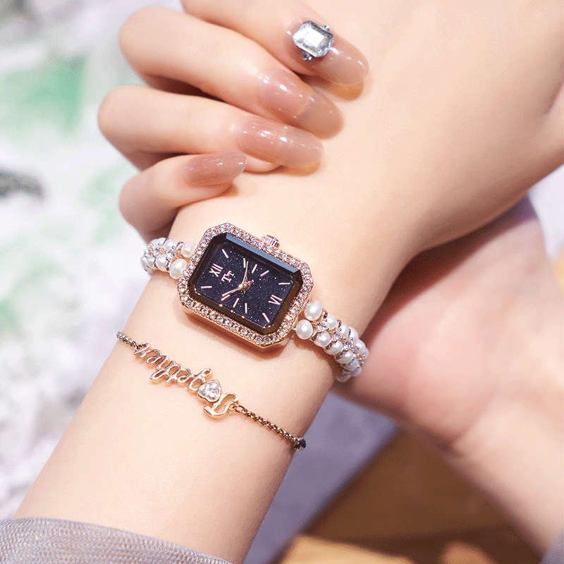 Женски кварцов часовник с правоъгълен циферблат, каишка от пресноводни перли, корпус от сплав, водоустойчивост 30 м, механизъм 7T35