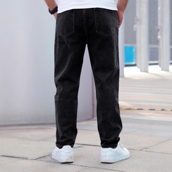 Pánske džínsy rovného strihu, stredná výška pásu, bavlnený denim, kamenné pranie, voľnočasové nosenie pre všetky ročné obdobia.