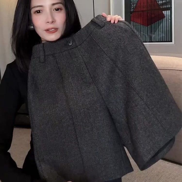 Вълнени дамски панталони с висока талия, права кройка, половин дължина, пролет 2025.