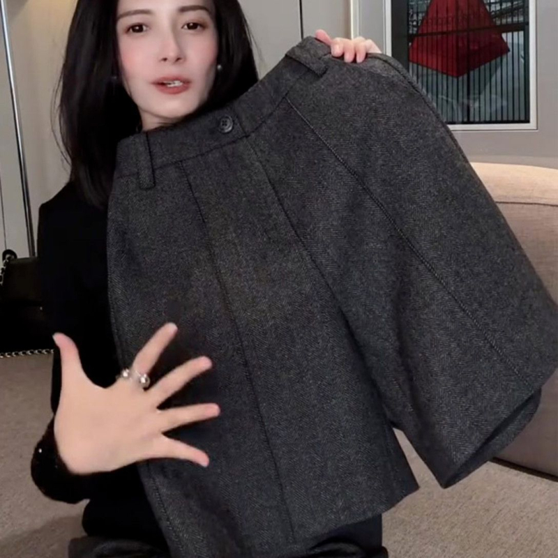 Вълнени дамски панталони с висока талия, права кройка, половин дължина, пролет 2025.