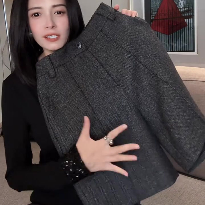 Вълнени дамски панталони с висока талия, права кройка, половин дължина, пролет 2025.