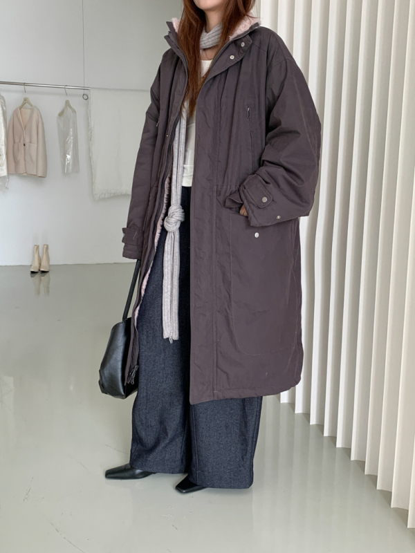 Pamučna parka srednje dužine, opuštenog kroja, stojeći ovratnik, zatvaranje na zip, stil korejsko-japanski ležerni.