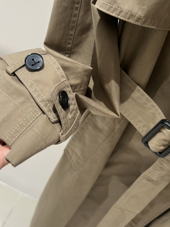 Ženska windbreaker jakna srednje duljine, ovratnik u stilu sakoa, jednostruko kopčanje, glavni materijal 70-80%