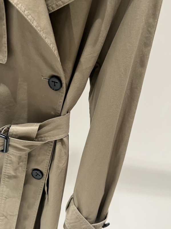 Ženska windbreaker jakna srednje duljine, ovratnik u stilu sakoa, jednostruko kopčanje, glavni materijal 70-80%