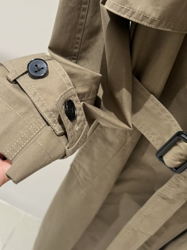 Ženska windbreaker jakna srednje duljine, ovratnik u stilu sakoa, jednostruko kopčanje, glavni materijal 70-80%