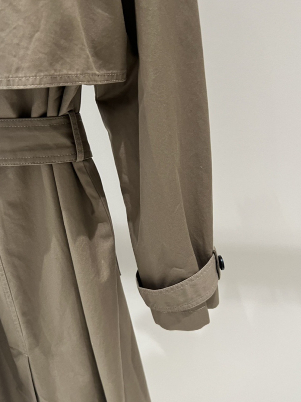 Ženska windbreaker jakna srednje duljine, ovratnik u stilu sakoa, jednostruko kopčanje, glavni materijal 70-80%