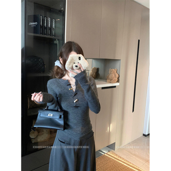 Megztinis vidaus topas su ilgomis rankovėmis ir plazdėjimo rankovėmis, korejiečio stiliaus, sagų užsegimas; poliesterio pluoštas su iki 30% medvilnės