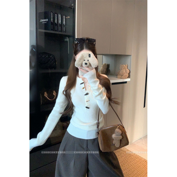 Megztinis vidaus topas su ilgomis rankovėmis ir plazdėjimo rankovėmis, korejiečio stiliaus, sagų užsegimas; poliesterio pluoštas su iki 30% medvilnės