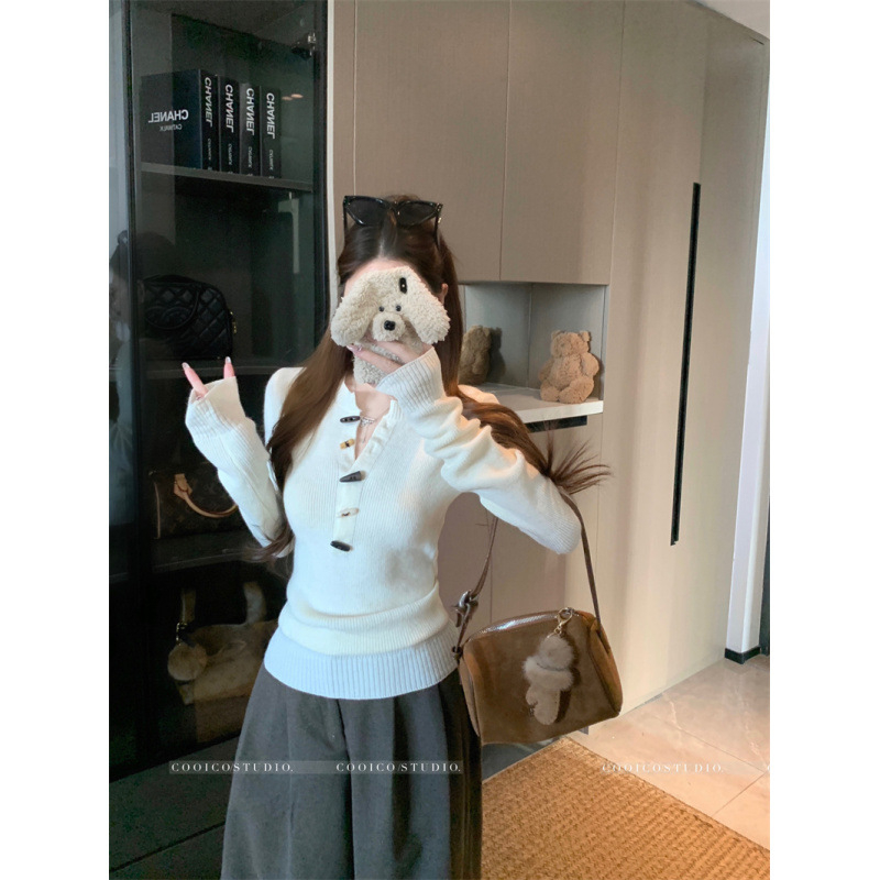 Megztinis vidaus topas su ilgomis rankovėmis ir plazdėjimo rankovėmis, korejiečio stiliaus, sagų užsegimas; poliesterio pluoštas su iki 30% medvilnės