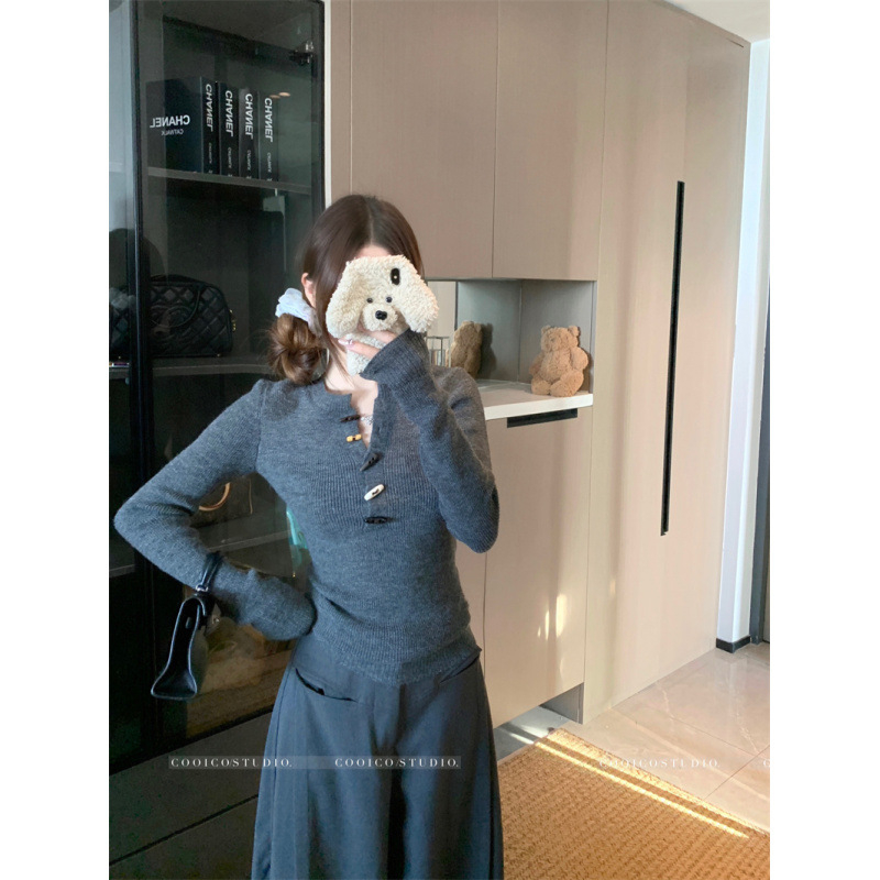 Megztinis vidaus topas su ilgomis rankovėmis ir plazdėjimo rankovėmis, korejiečio stiliaus, sagų užsegimas; poliesterio pluoštas su iki 30% medvilnės