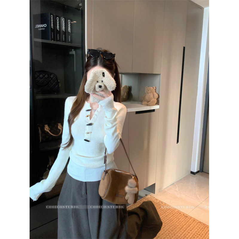 Megztinis vidaus topas su ilgomis rankovėmis ir plazdėjimo rankovėmis, korejiečio stiliaus, sagų užsegimas; poliesterio pluoštas su iki 30% medvilnės