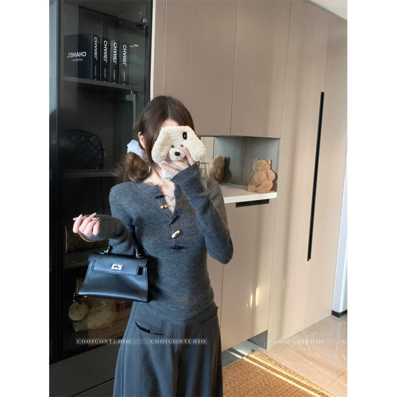 Megztinis vidaus topas su ilgomis rankovėmis ir plazdėjimo rankovėmis, korejiečio stiliaus, sagų užsegimas; poliesterio pluoštas su iki 30% medvilnės