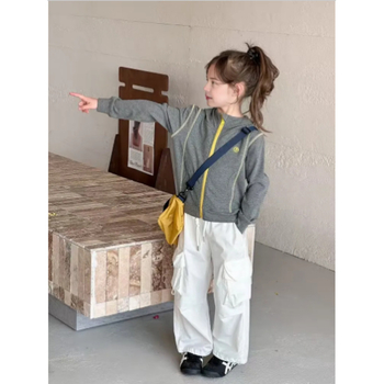 Dječji hoodie s kapuljom i zatvaračem, boje blok slova, pamuk-elastan mješavina (92% pamuk, 8% elastan), podstava 100% pamuk, dugi rukavi