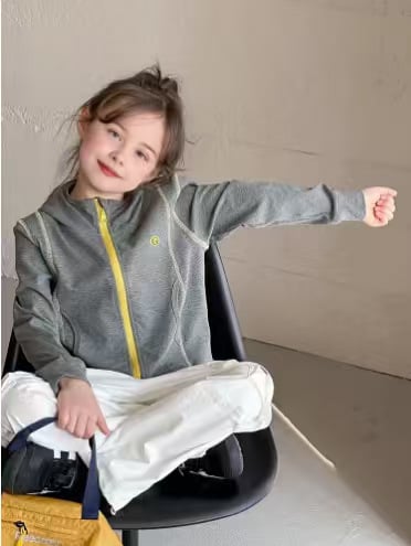 Dječji hoodie s kapuljom i zatvaračem, boje blok slova, pamuk-elastan mješavina (92% pamuk, 8% elastan), podstava 100% pamuk, dugi rukavi