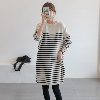 Nėščiosios dryžuota mezginė suknelė laisvo kirpimo, apvali kaklo linija, ilgomis rankovėmis, midi ilgis