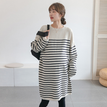 Nėščiosios dryžuota mezginė suknelė laisvo kirpimo, apvali kaklo linija, ilgomis rankovėmis, midi ilgis