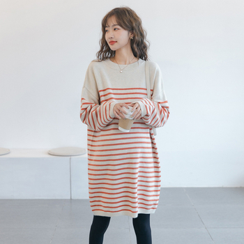 Nėščiosios dryžuota mezginė suknelė laisvo kirpimo, apvali kaklo linija, ilgomis rankovėmis, midi ilgis