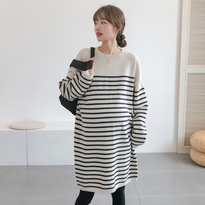 Nėščiosios dryžuota mezginė suknelė laisvo kirpimo, apvali kaklo linija, ilgomis rankovėmis, midi ilgis