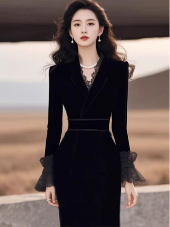 Rochie de catifea cu decolteu în V, mâneci lungi, talie înaltă, lungă fustă, design din bucăți îmbinate – inspirată de Hepburn