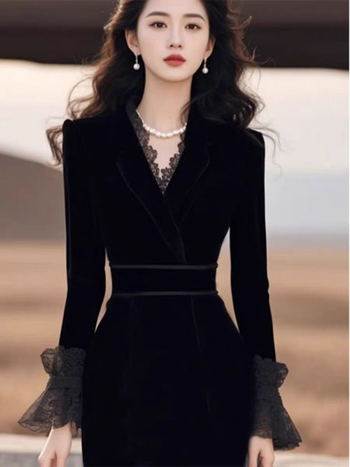 Rochie de catifea cu decolteu în V, mâneci lungi, talie înaltă, lungă fustă, design din bucăți îmbinate – inspirată de Hepburn