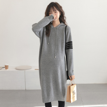 Nėščiosios suknelė - apvali kaklo linija, ilgos rankovės, poliesterio–spandekso mezginys, ilga sijonai, literatūrinio retro stilius