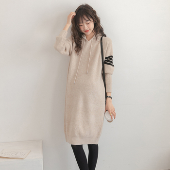 Nėščiosios suknelė - apvali kaklo linija, ilgos rankovės, poliesterio–spandekso mezginys, ilga sijonai, literatūrinio retro stilius