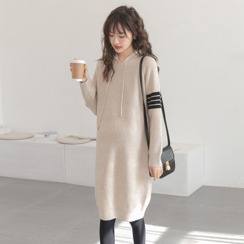 Nėščiosios suknelė - apvali kaklo linija, ilgos rankovės, poliesterio–spandekso mezginys, ilga sijonai, literatūrinio retro stilius