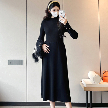 Dojimo komplektas su siuvinėtu drugelių motyvu, ilgomis rankovėmis, ilgu sijonu, mezgimo audinys, 2025 ruduo