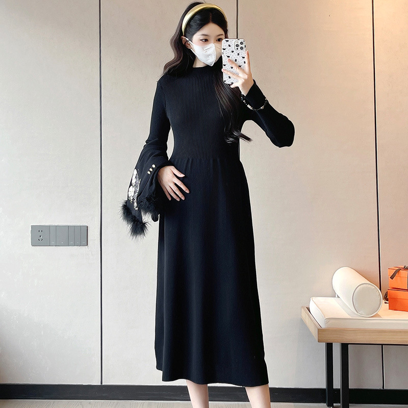 Dojimo komplektas su siuvinėtu drugelių motyvu, ilgomis rankovėmis, ilgu sijonu, mezgimo audinys, 2025 ruduo