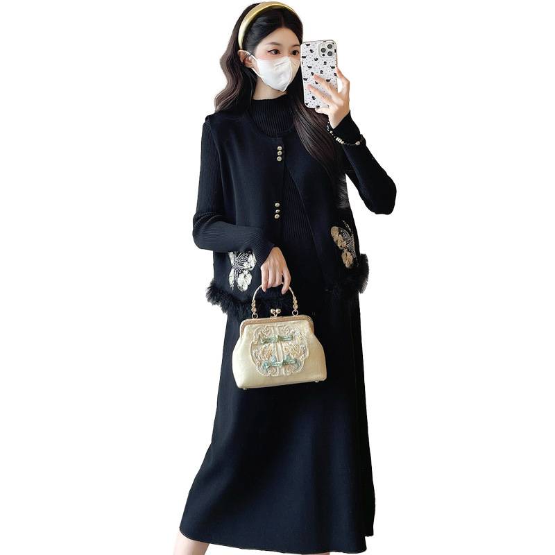 Dojimo komplektas su siuvinėtu drugelių motyvu, ilgomis rankovėmis, ilgu sijonu, mezgimo audinys, 2025 ruduo