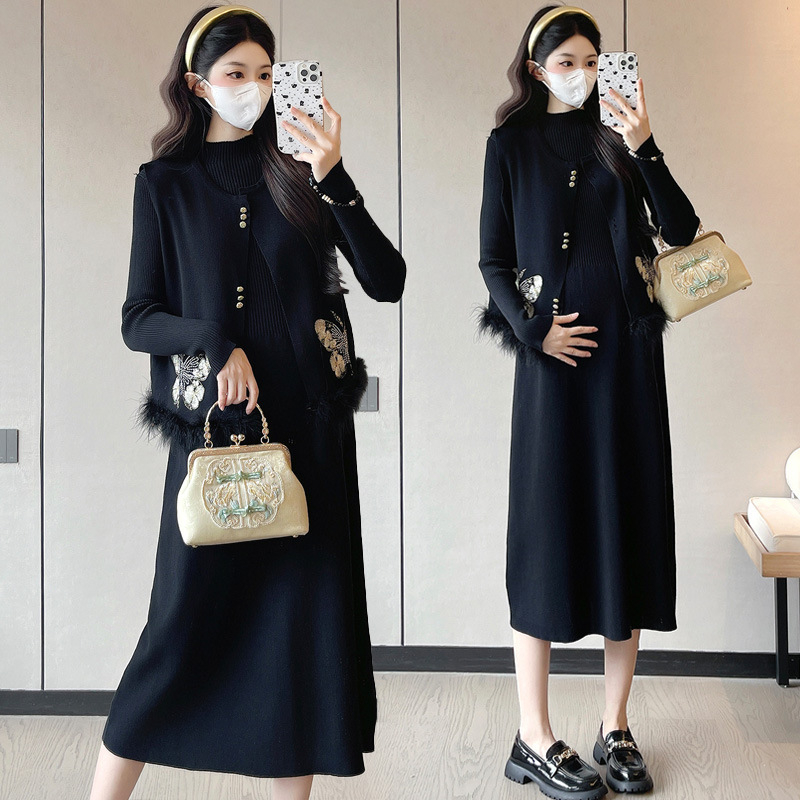 Dojimo komplektas su siuvinėtu drugelių motyvu, ilgomis rankovėmis, ilgu sijonu, mezgimo audinys, 2025 ruduo