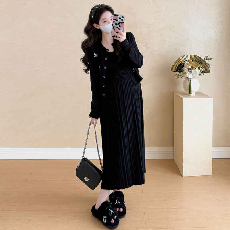 Nėščiųjų megztinis komplektas: išsiuvinėtas kaspinu viršutinei ir plisė sijonas – du dalių komplektas, ilgomis rankovėmis, vidutinio ilgio sijonas, žiema, Korėjos gatvės stilius