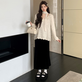 Nėščiųjų komplektas: megztas top su V kaklu ir veliūro fishtail sijonas, vienos spalvos, ilgos rankovės, ruduo 2025, mezgimo audinys 30–50% kito turinio ir Spandex <30%