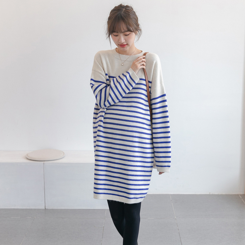 PANDI nėščiųjų dryžuota mezginio suknelė — apvali kaklo linija, ilgos rankovės, vidutinio ilgio kleidė, poliesterio-spandekso mišinys