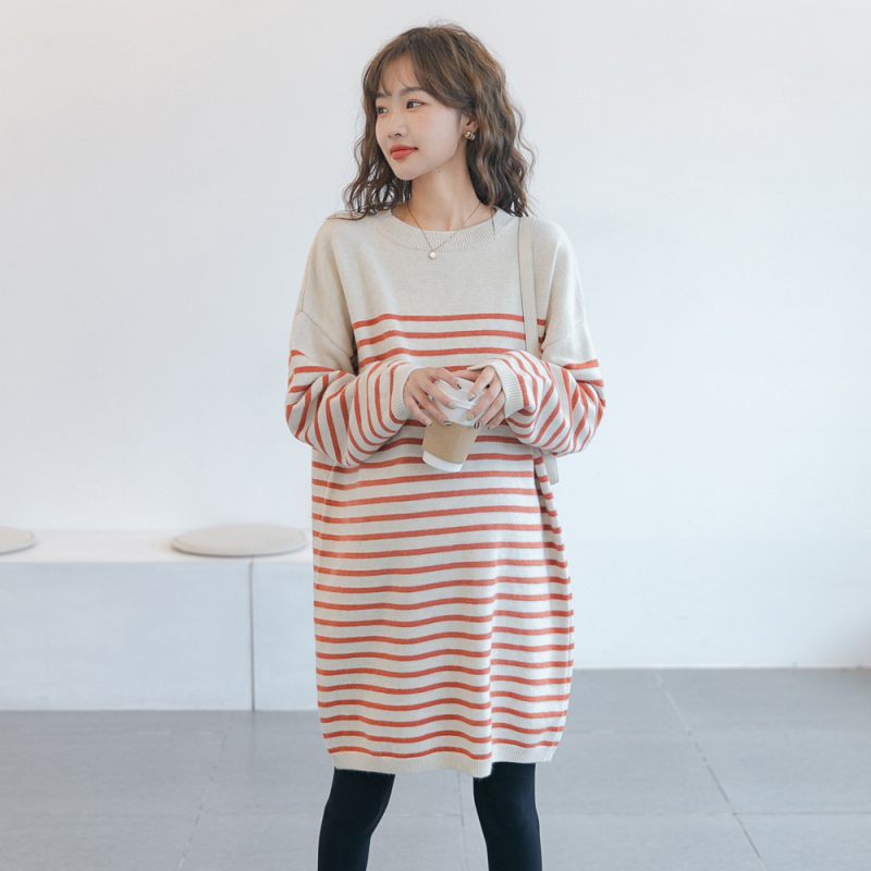 PANDI nėščiųjų dryžuota mezginio suknelė — apvali kaklo linija, ilgos rankovės, vidutinio ilgio kleidė, poliesterio-spandekso mišinys